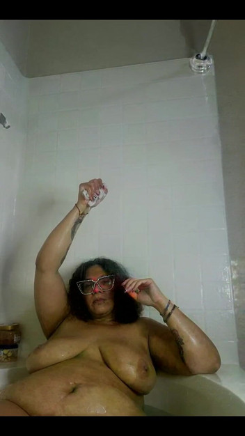 Going Live Chat with Me Whilst I Bathe