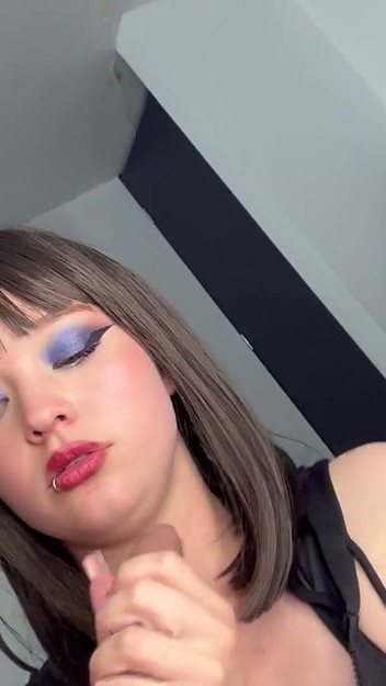 Idol Fuck a Fan While Broadcasting on Webcam